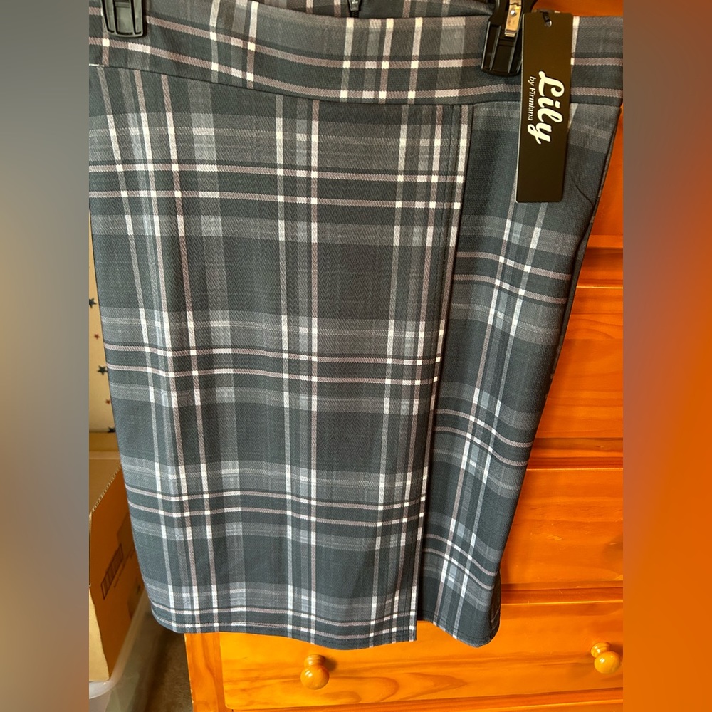 Gray/White/Purple mini skit with pleated front
